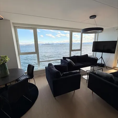 Sea View Close To Center, 2br شقة *